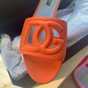 BRAND NEW NEVER WORN DOLCE AND GABBANA LOGO SLIDES